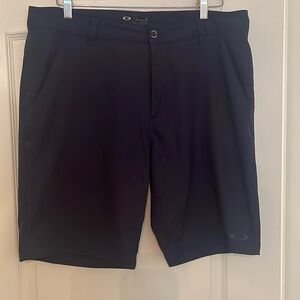 Oakley shorts size 36, Navy blue in great condition